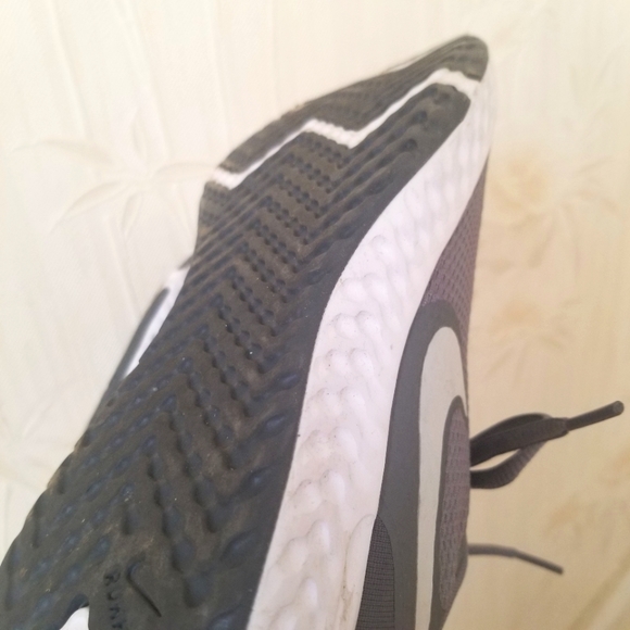 Nike Revolution 5 - Women Size 6.5 US - Picture 6 of 10